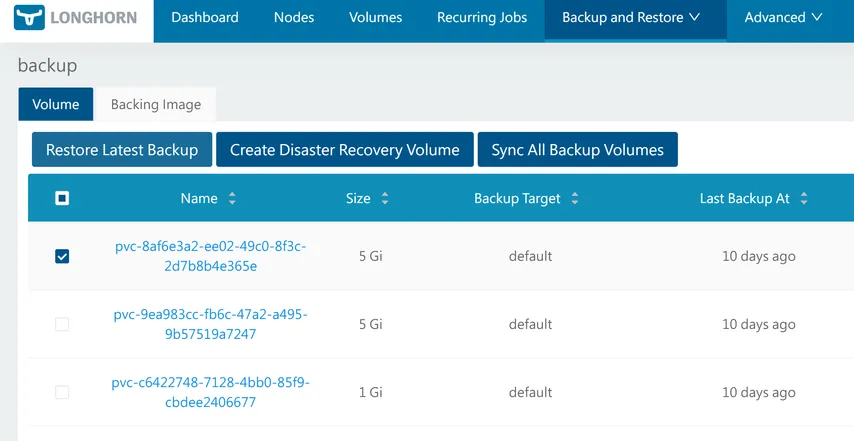 L'interface de sauvegarde de Longhorn montrant une liste de sauvegardes de volumes avec le premier volume sélectionné.
